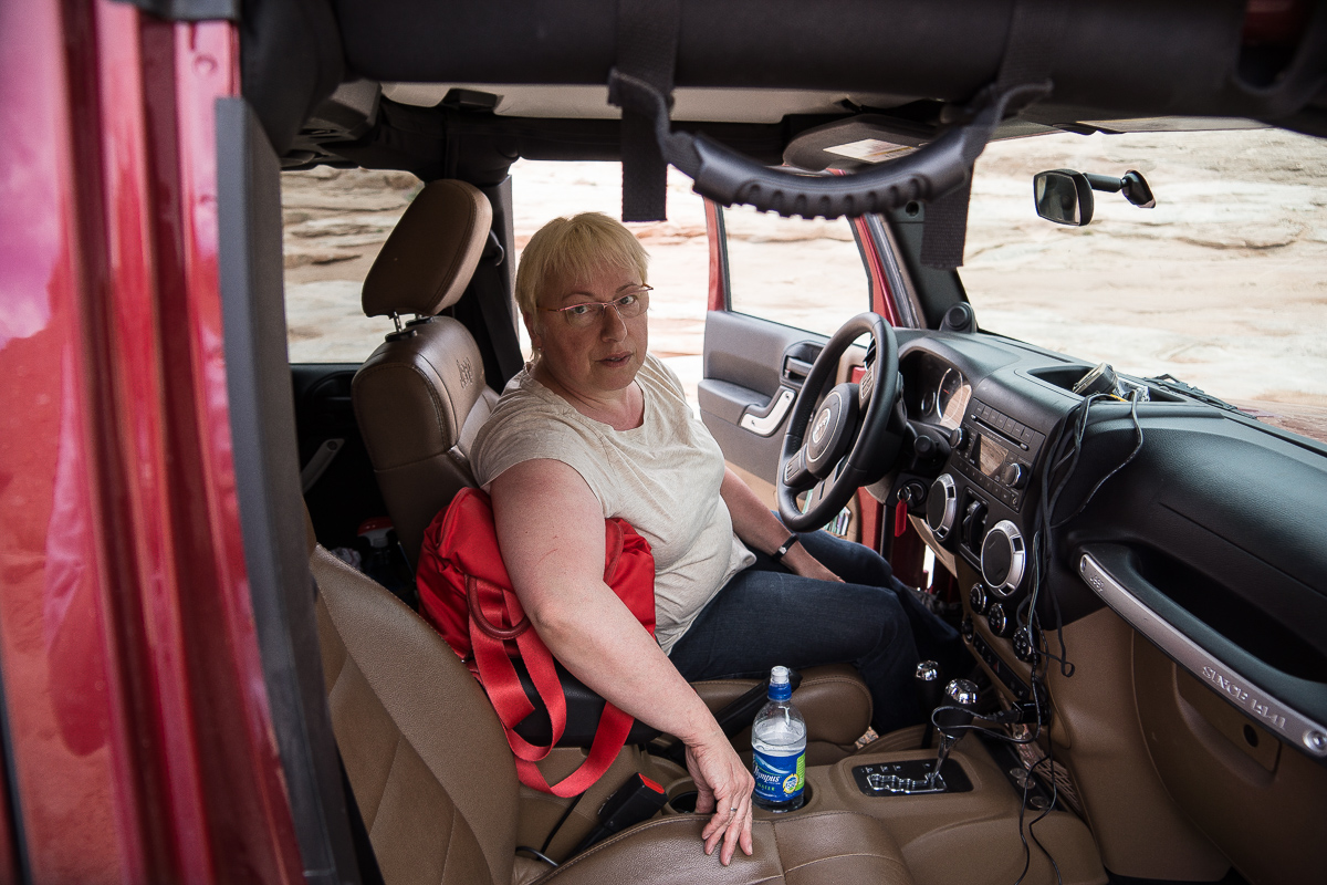 Lady im Jeep Wrangler